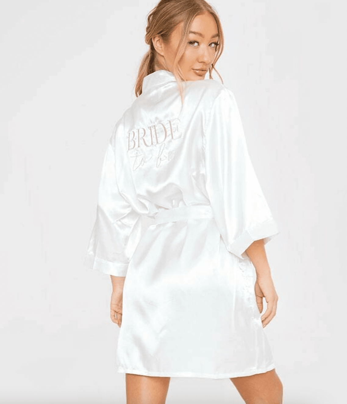 Бял Халат с надпис BRIDE TO BE в розово злато