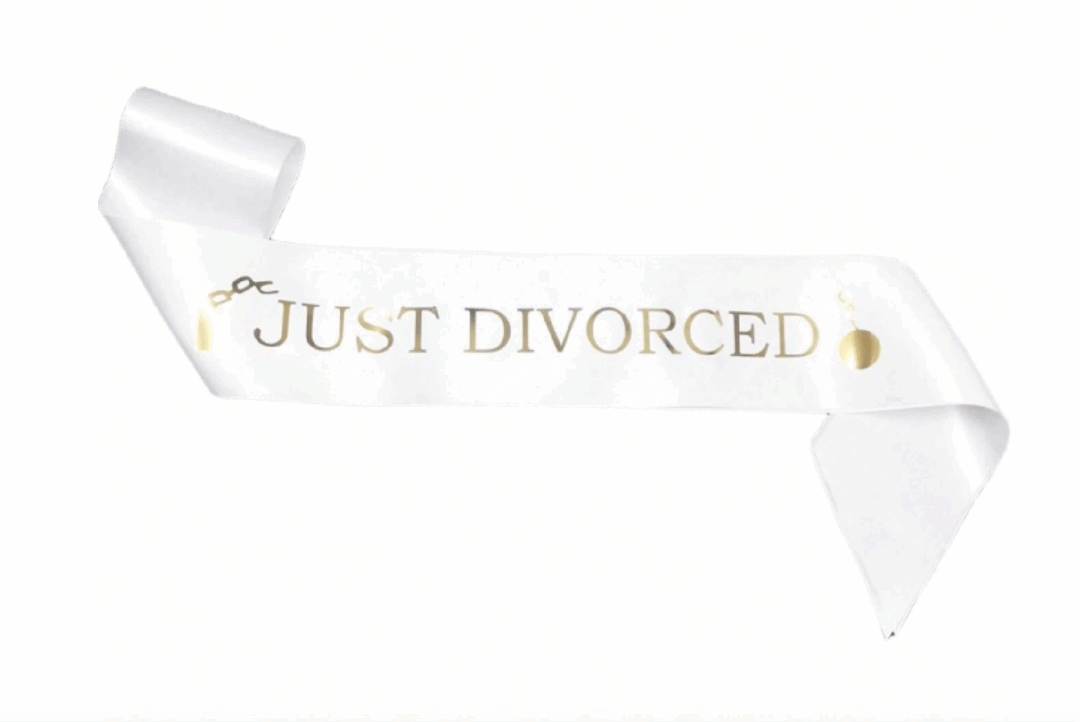 Парти лента „Just Divorced“ – 10×160 см бяла