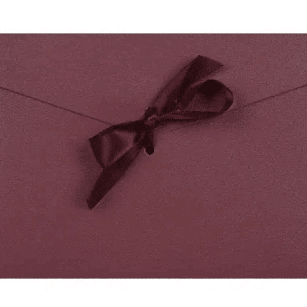 Перлен плик с панделка – стилно решение за пари и пожелания