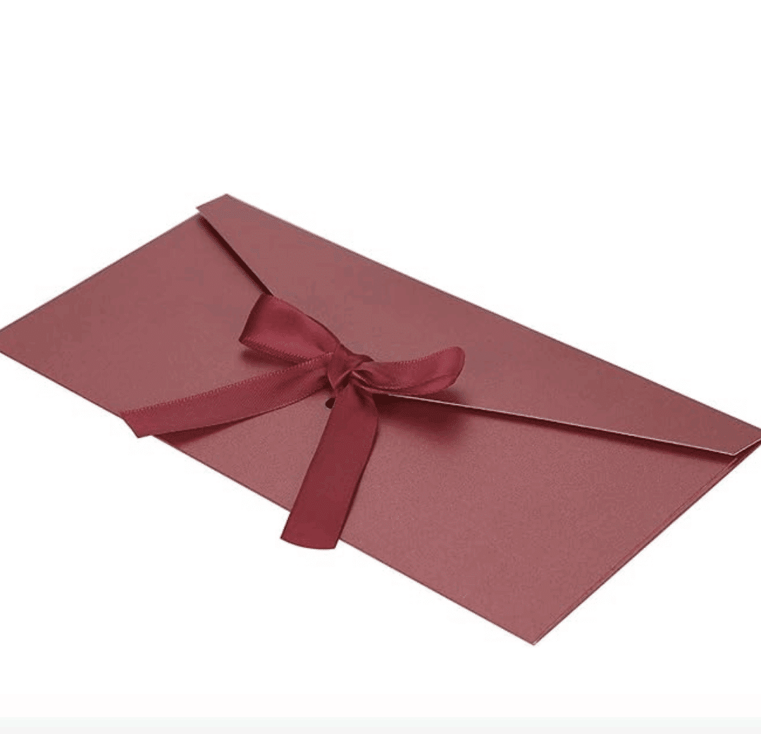 Перлен плик с панделка – стилно решение за пари и пожелания