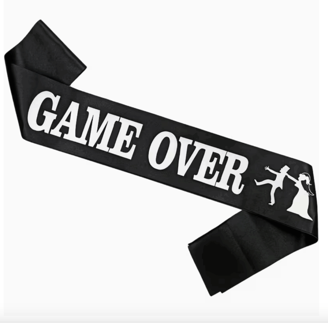 Черна парти лента „GAME OVER“ за моминско или ергенско парти – 80 см сатен