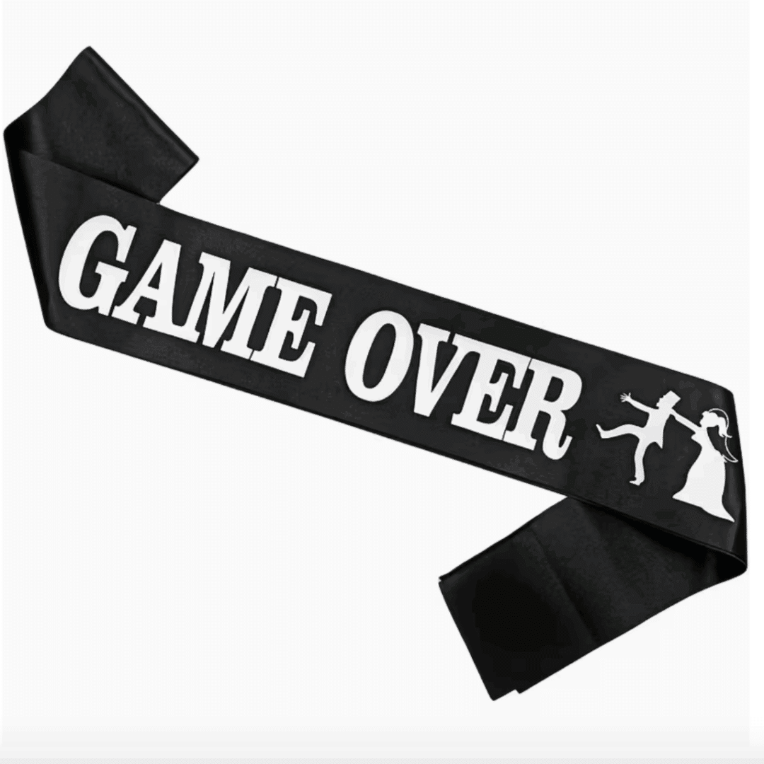 Черна парти лента „GAME OVER“ за моминско или ергенско парти – 80 см сатен