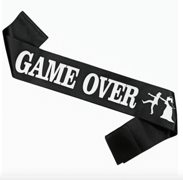 Черна парти лента „GAME OVER“ за моминско или ергенско парти – 80 см сатен